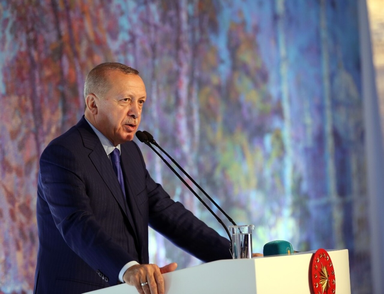 Cumhurbaşkanı Erdoğan: “İstanbul’umuzu sanatın her dalıyla taçlandıran sanatçılarımızın her biri başımızın tacıdır”