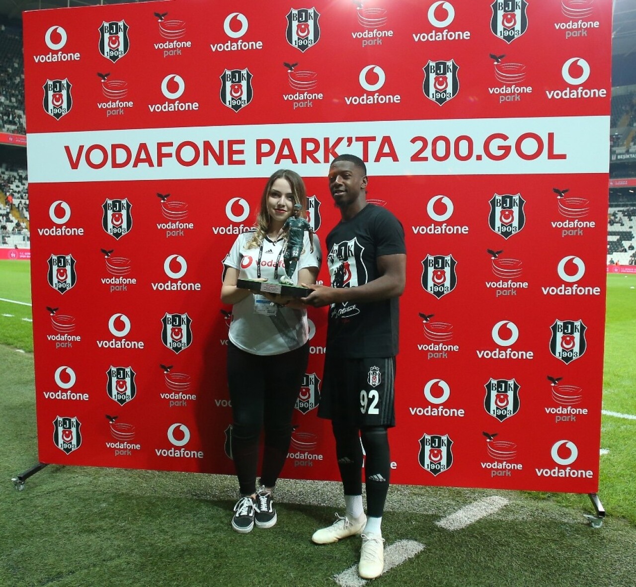 Diaby’ye maçtan önce 200. gol plaketi