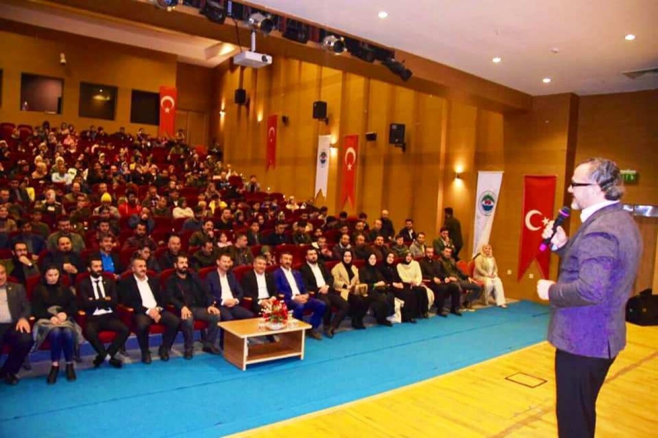 Dilovası’nda “Bilinçli aile, duyarlı gençlik” konferansı