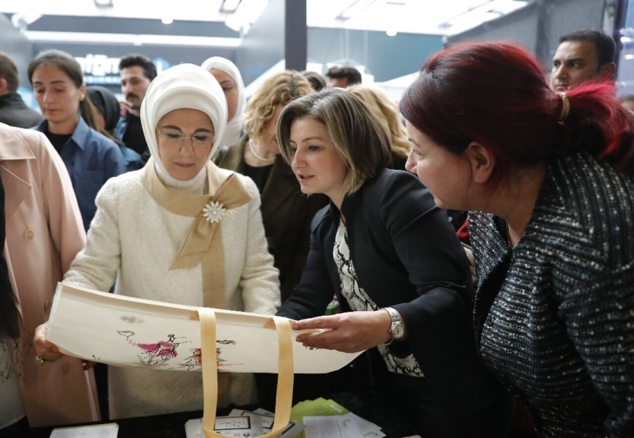 Emine Erdoğan’dan TİDER standındaki bez çantalara ilgi