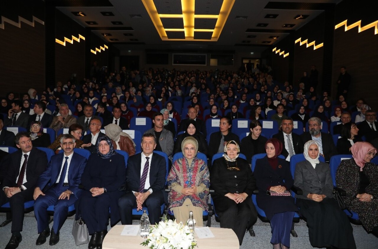 Emine Erdoğan’ın annesinin eğitime bakış açısı ile anlattığı anı duygulandırdı