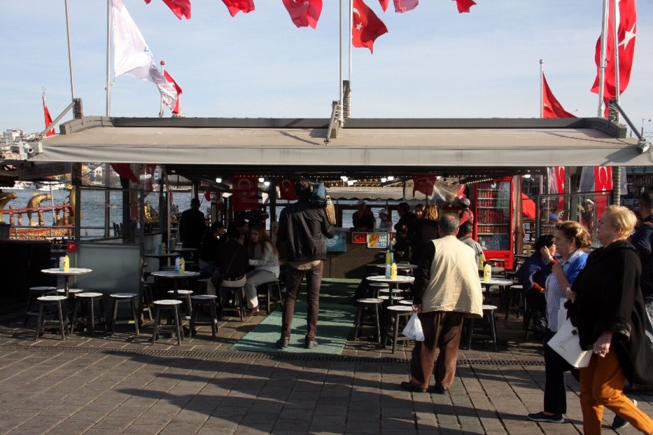 Eminönü’ndeki balıkçı teknelerinde satış devam ediyor