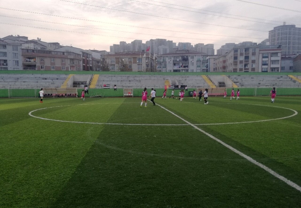 Esenyurt’ta kadına şiddete farkındalık için kadınlar arası futbol maçı
