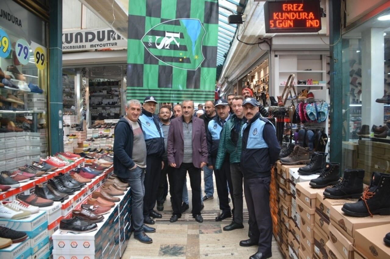 Esnaf istedi, Başkan Hürriyet çarşıya Kocaelispor bayrağı astı