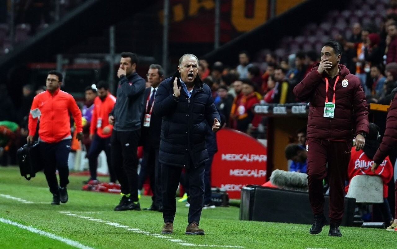 Fatih Terim sarı kart gördü