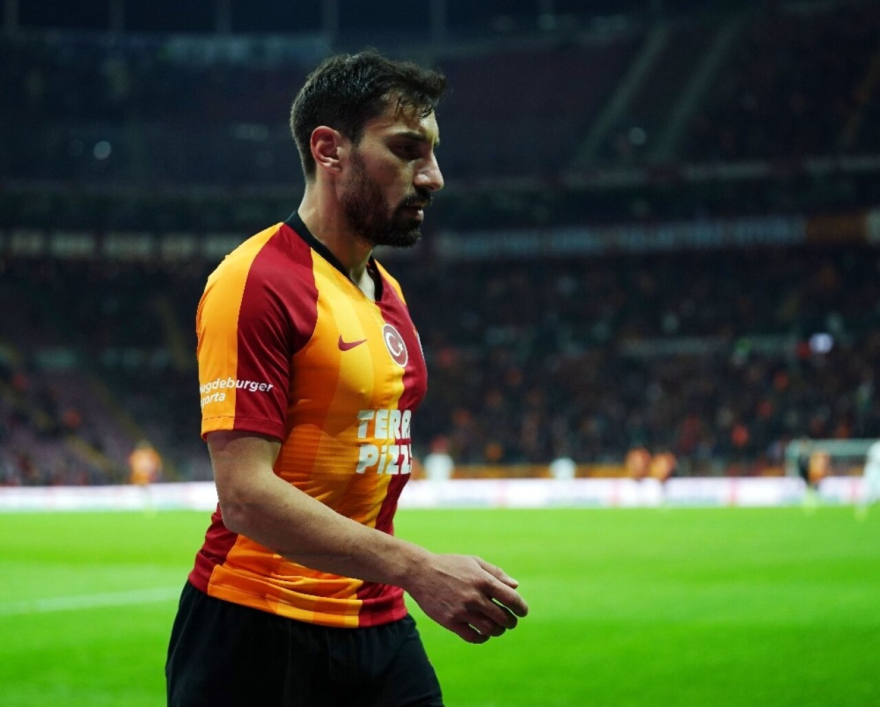 Galatasaray’da Şener Özbayraklı sakatlandı