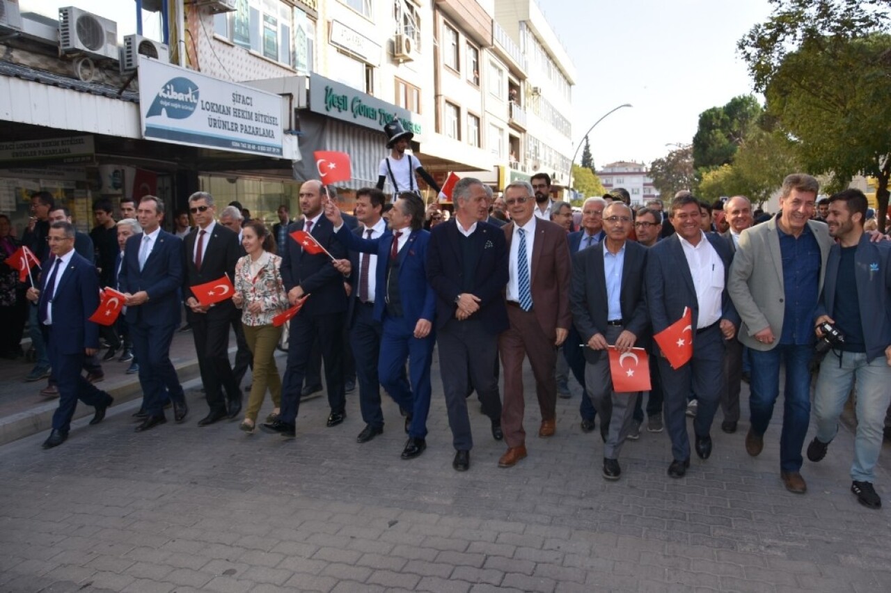 Gönen’de alışveriş festivali başladı