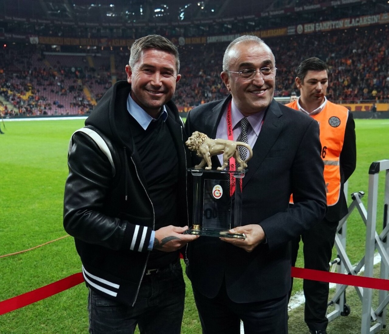 Harry Kewell’a plaket verildi