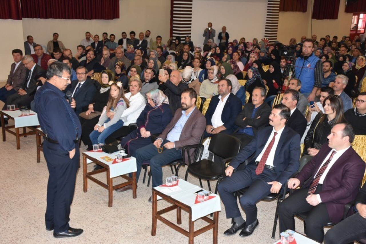 Hayati İnanç Sındırgı’da konferans verdi