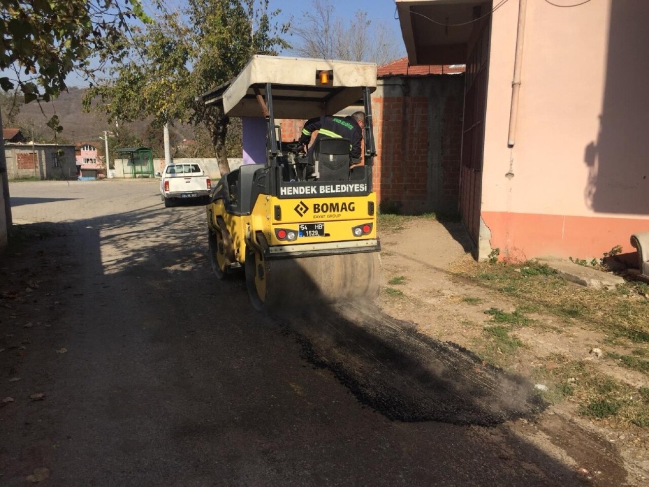 Hendek’te asfalt çalışmaları devam ediyor