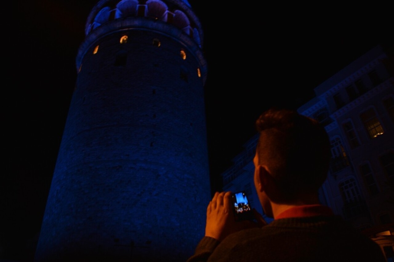 İstanbul’un simgeleri, çocuklar için maviye büründü