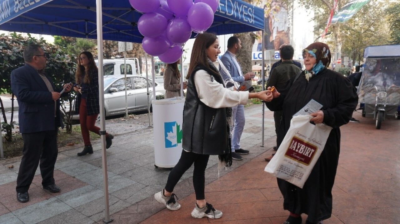 İzmit Belediyesi turuncu renk çınar rozeti dağıttı