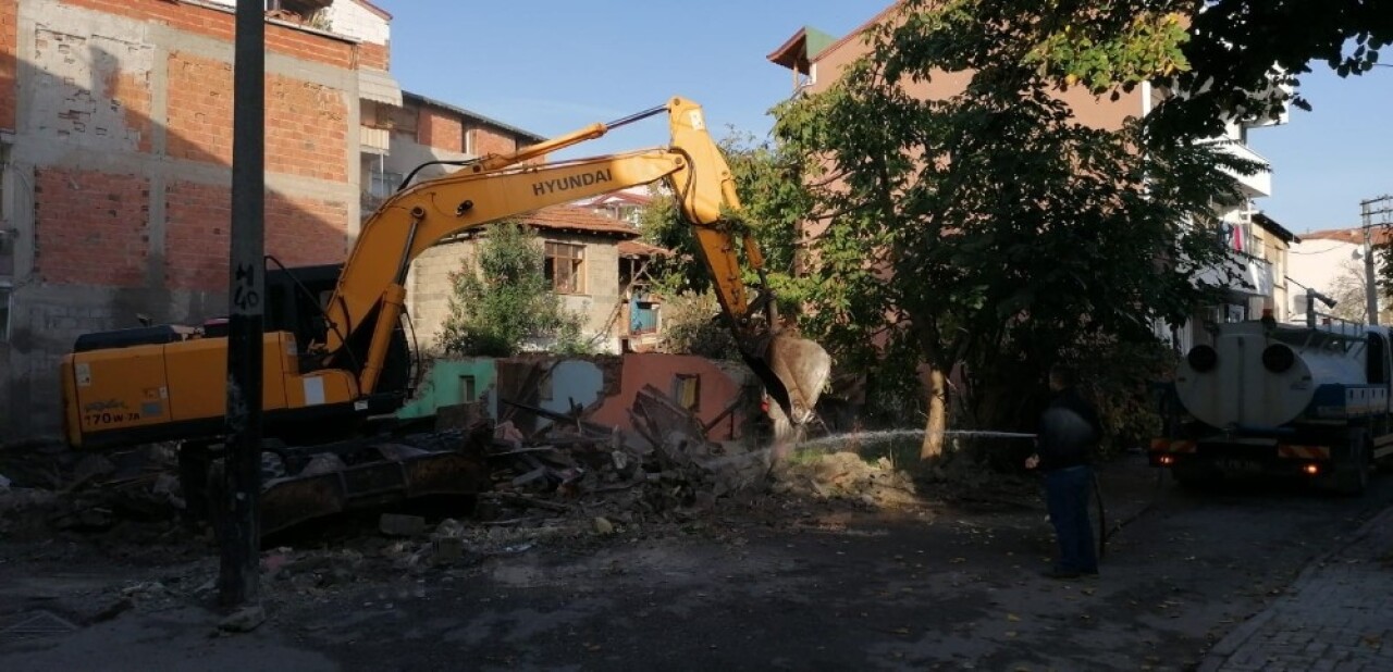İzmit’te yıkılma tehlikesi yaşayan 3 metruk bina yıkıldı