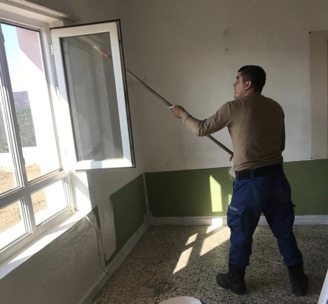 Jandarma eline fırça alıp, köy okulunu boyadı