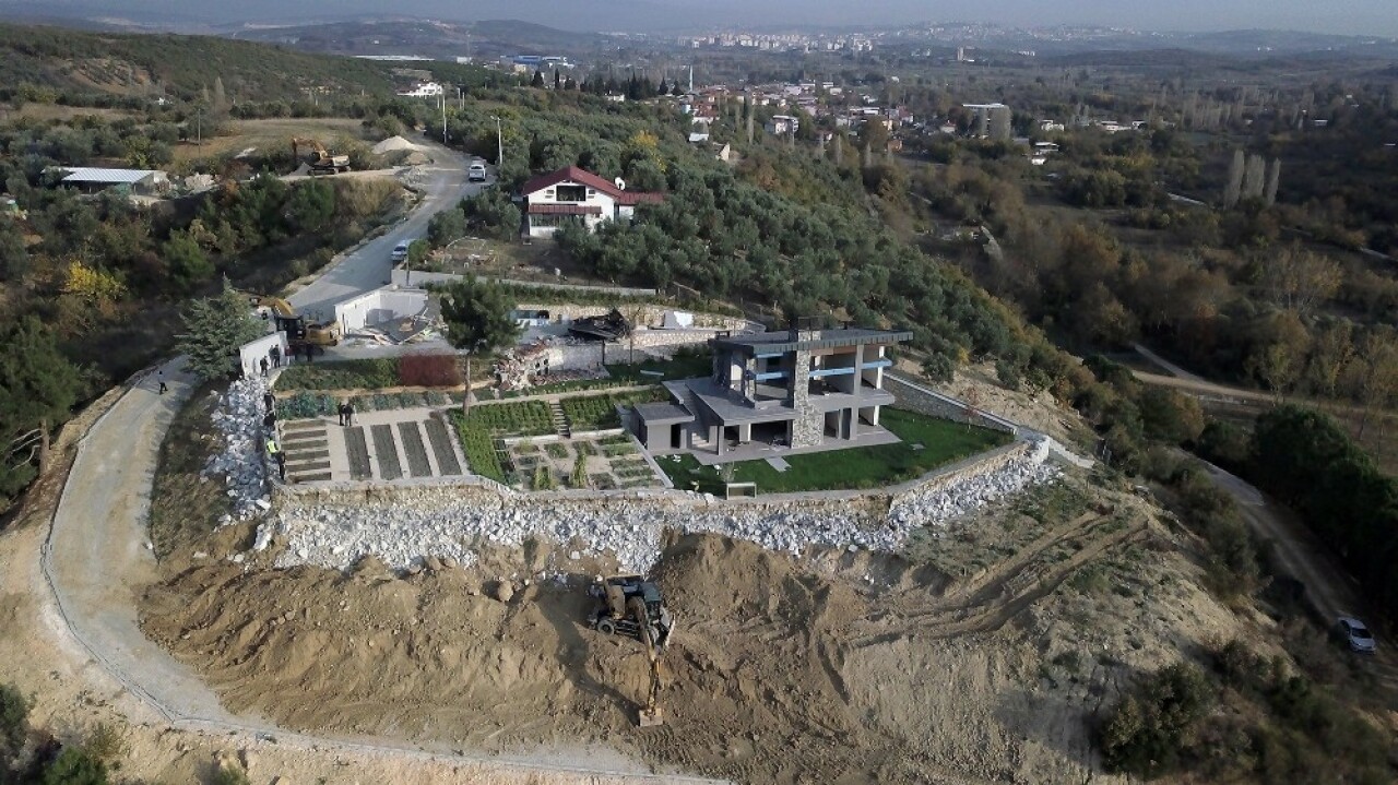 Kaçak villa yıkıldı