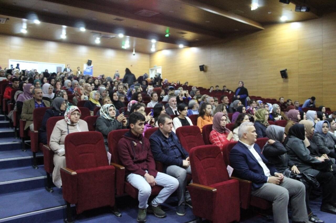 “Kesik Hikaye” kadına şiddete dikkat çekti