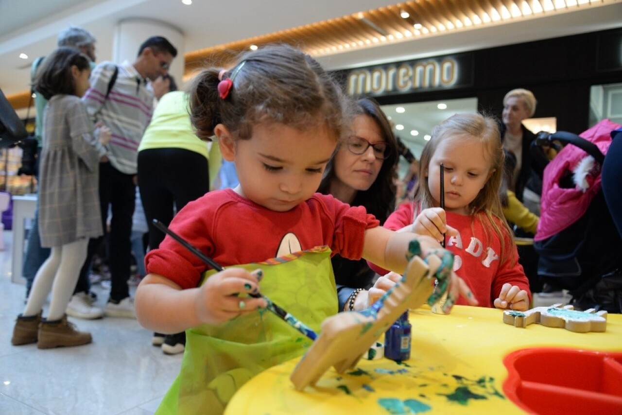 ‘Kır Çiçekleri Okusun Diye’ minik eller ahşap boyadı