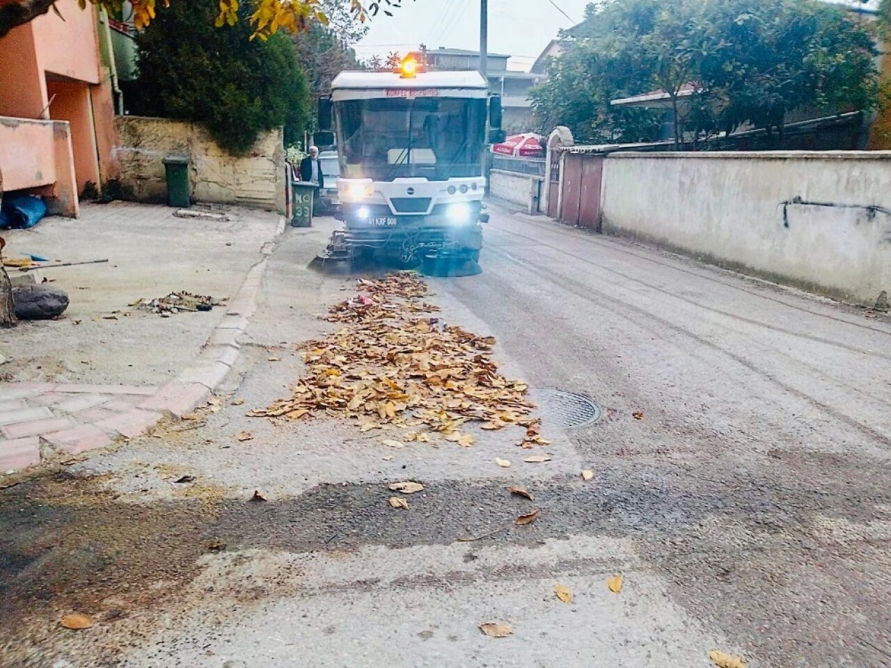 Körfez Belediyesi çevre temizliğine devam ediyor