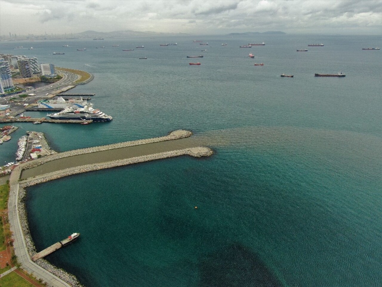 Marmara Denizi’ne çamur aktı