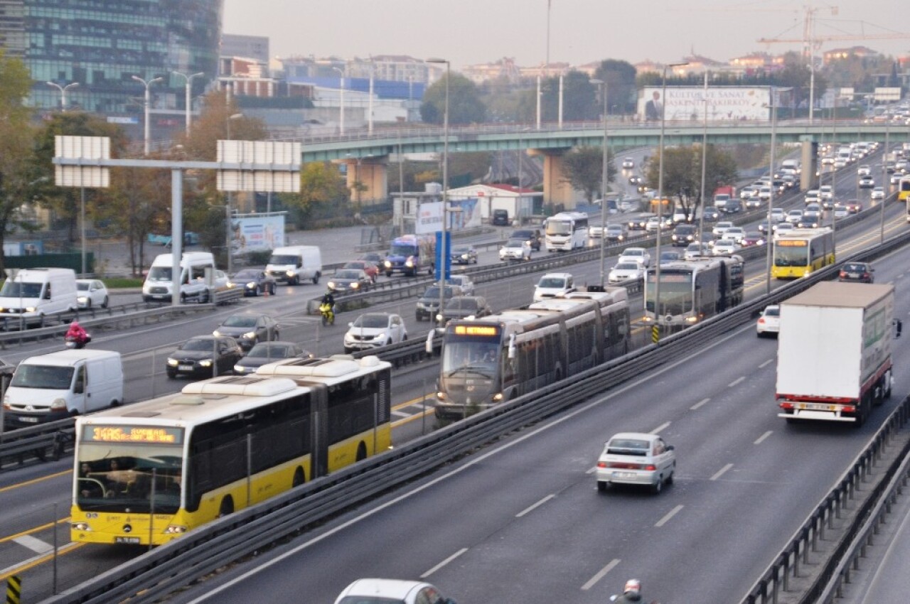 Metrobüs yoğunluğu dikkat çekti