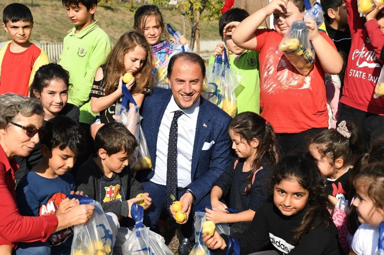 Minikler meyve hasadını Başkan Çalık ile yaptı