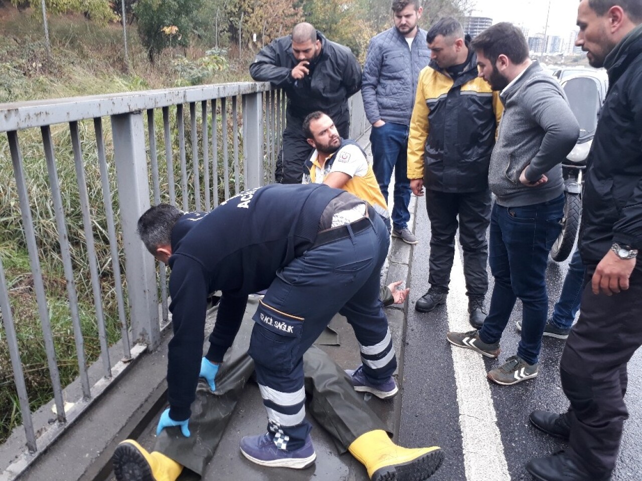 Motosikletliye arkadan çarptı, yaralı sürücüye yardım etmeden kaçtı