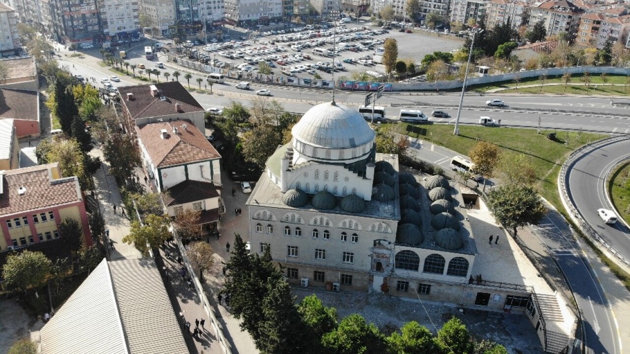 (Özel) Avcılar’da depremde minaresi yıkılan cami akıbetini bekliyor