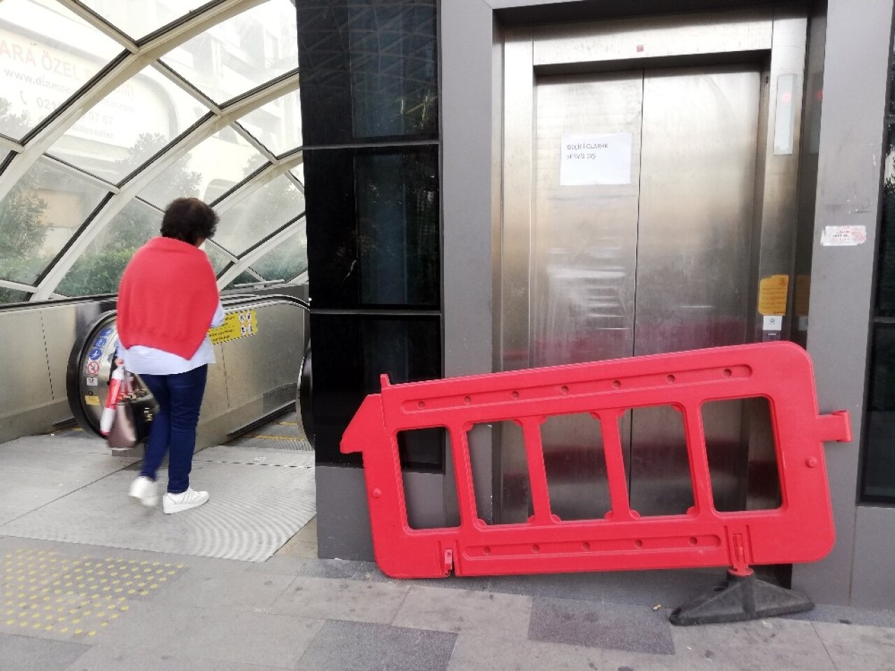 (Özel) Metrobüs’te bozuk asansör rezilliği