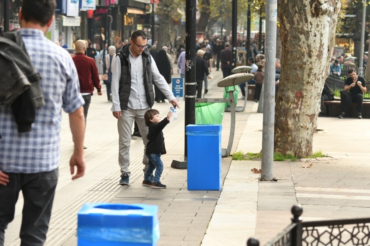 (Özel) Yerdeki pet şişeyi çöpe attılar, alkış yağmuruna tutulunca şaşkına döndüler