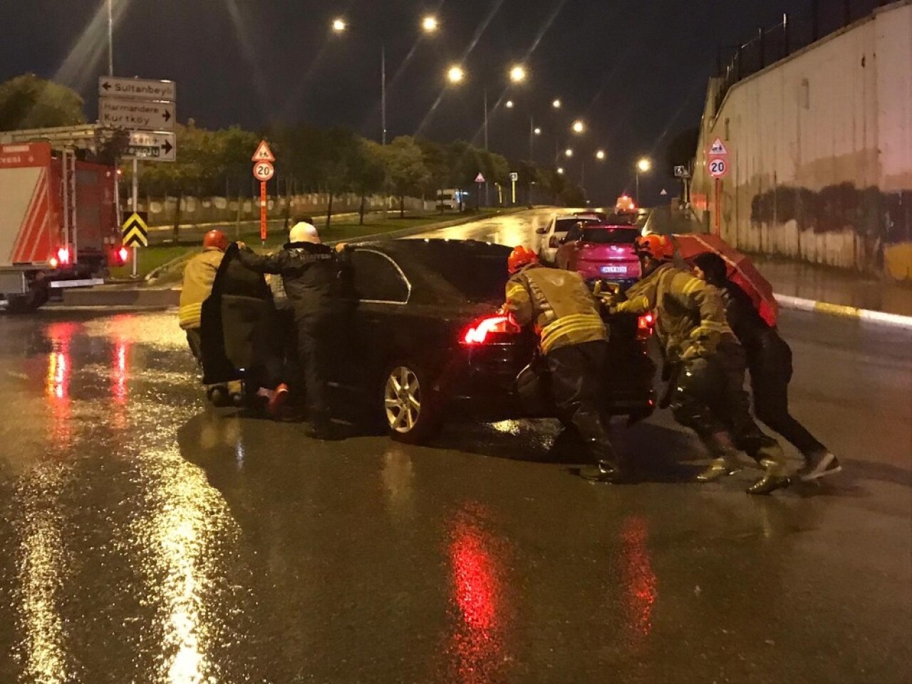 Sağanak sonrası yollar göle döndü, araçlar yolda mahsur kaldı