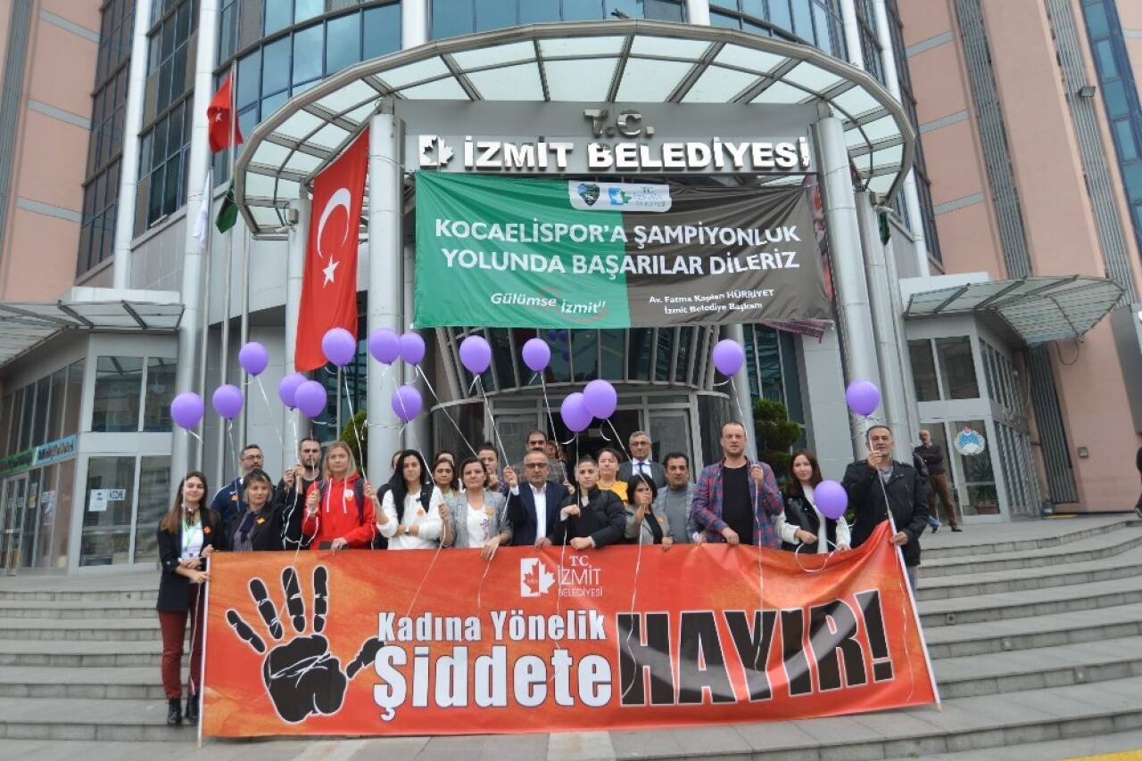 Şiddete gören kadınlar için mor balon uçurdular