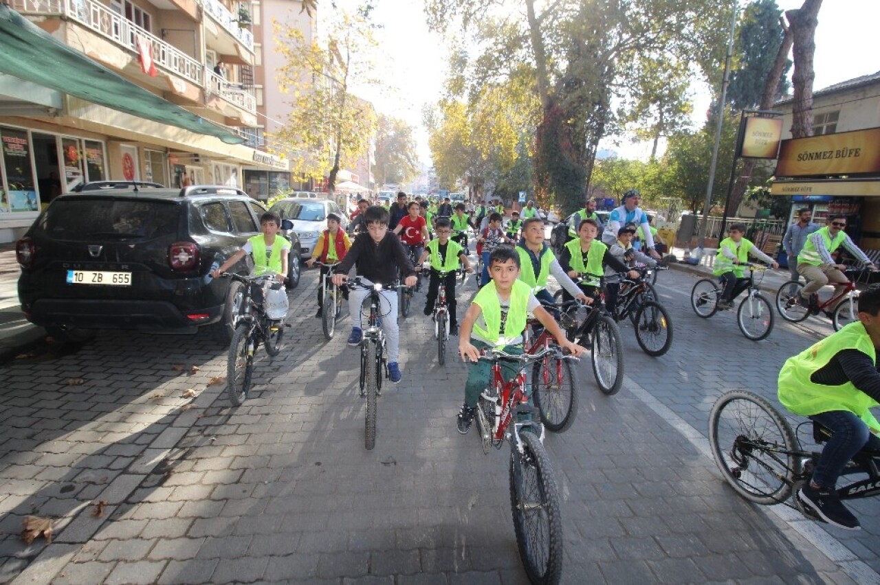 Sındırgı’da çocukların bisiklet turu