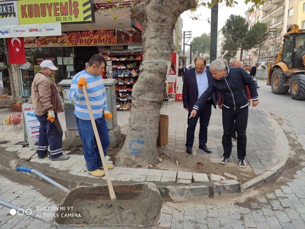 Susurluk’ta bozuk yollara asfalt atılıyor