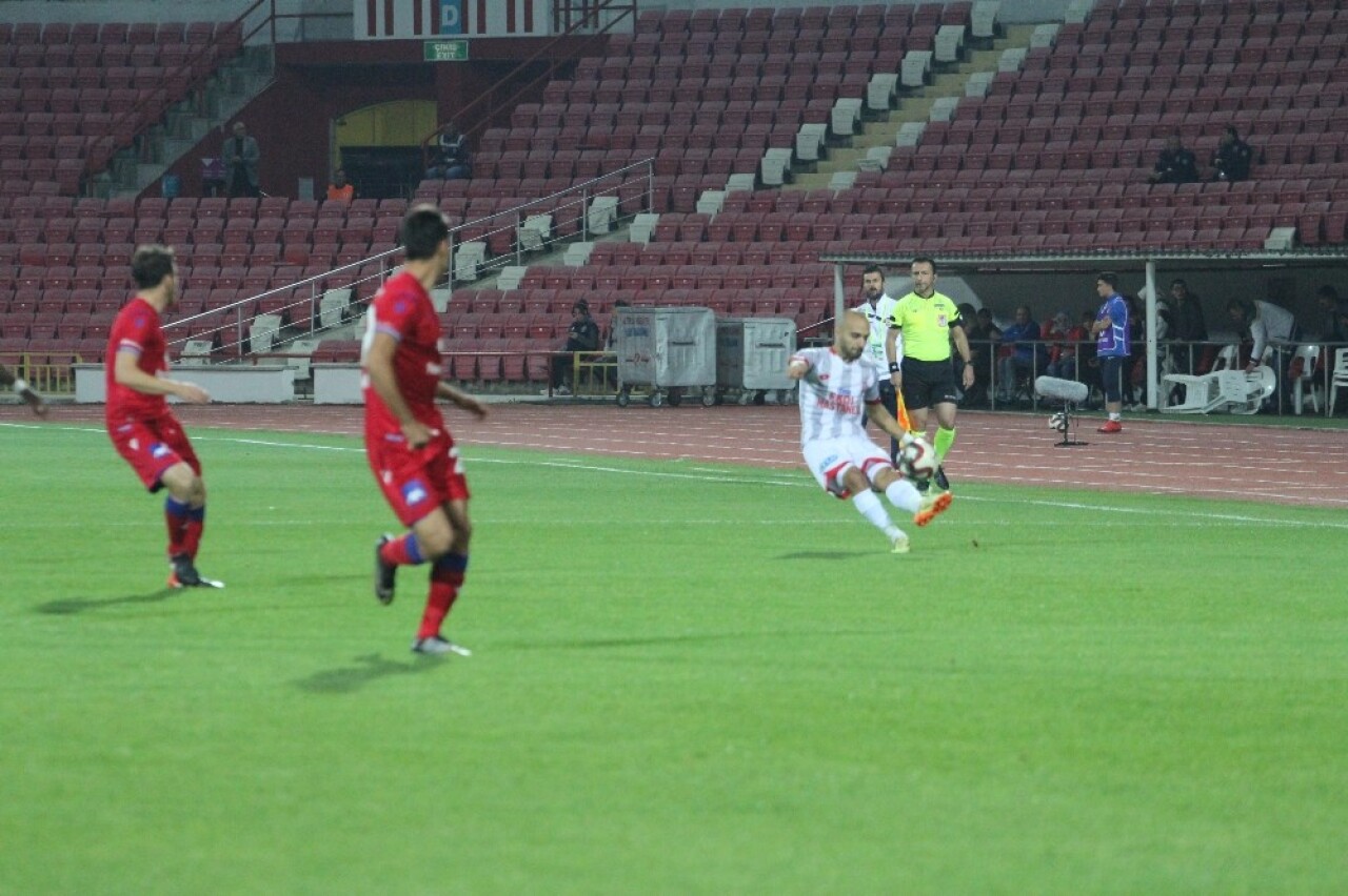 TFF 1. Lig: Balıkesirspor: 0 - Altınordu: 0 (İlk yarı)