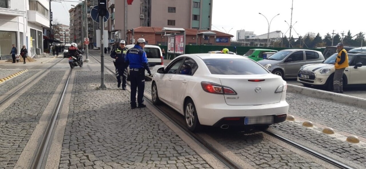 Tramvay yoluna park eden araçlara sıkı denetim