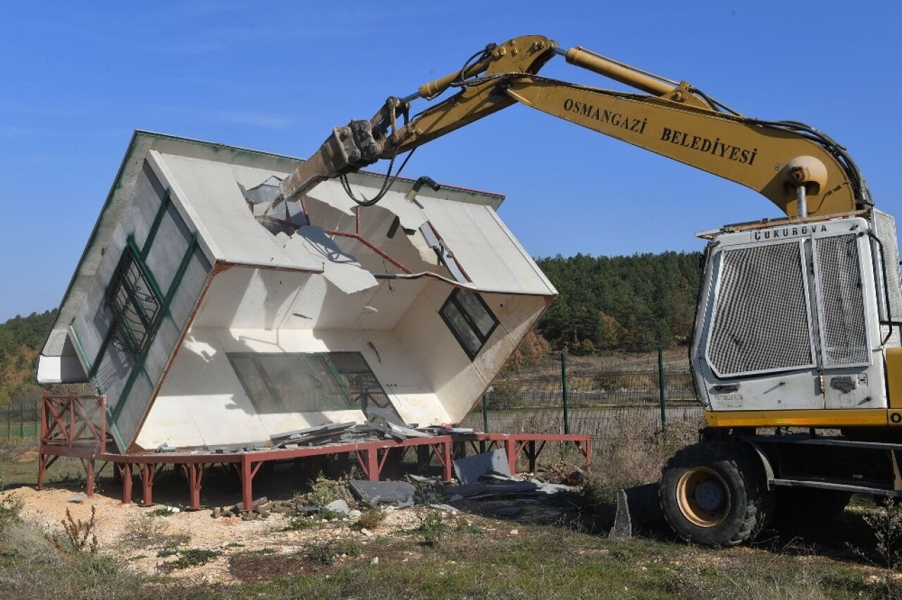 Turizm merkezi kaçak yapılardan temizlendi