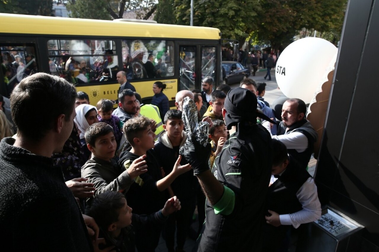 Ünlü şarkıcıyla açılış yaptı, 3 bin et dürüm 1 saatte tükendi