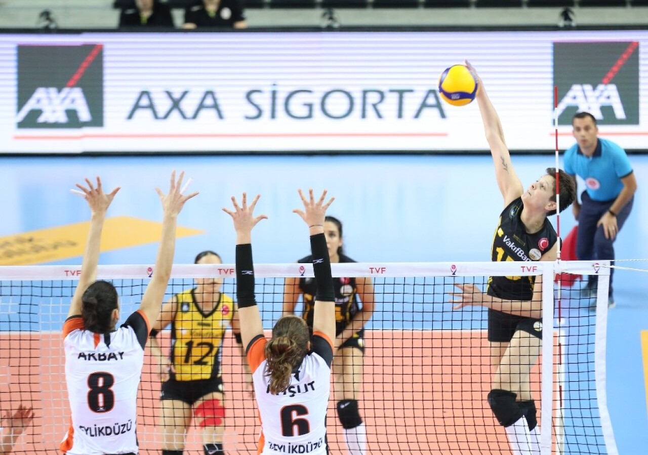 VakıfBank set vermeden kazandı