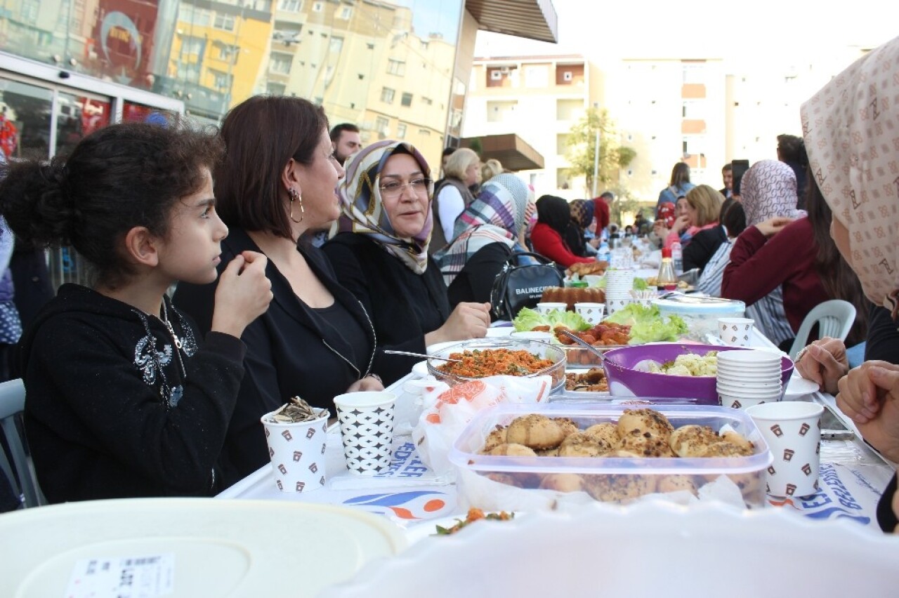 Vatandaşlar kendi yaptıkları yemekleri komşularıyla paylaştı