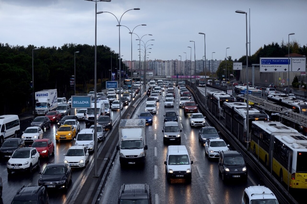 Yağmur sonrası metrobüslerde yoğunluk oluştu