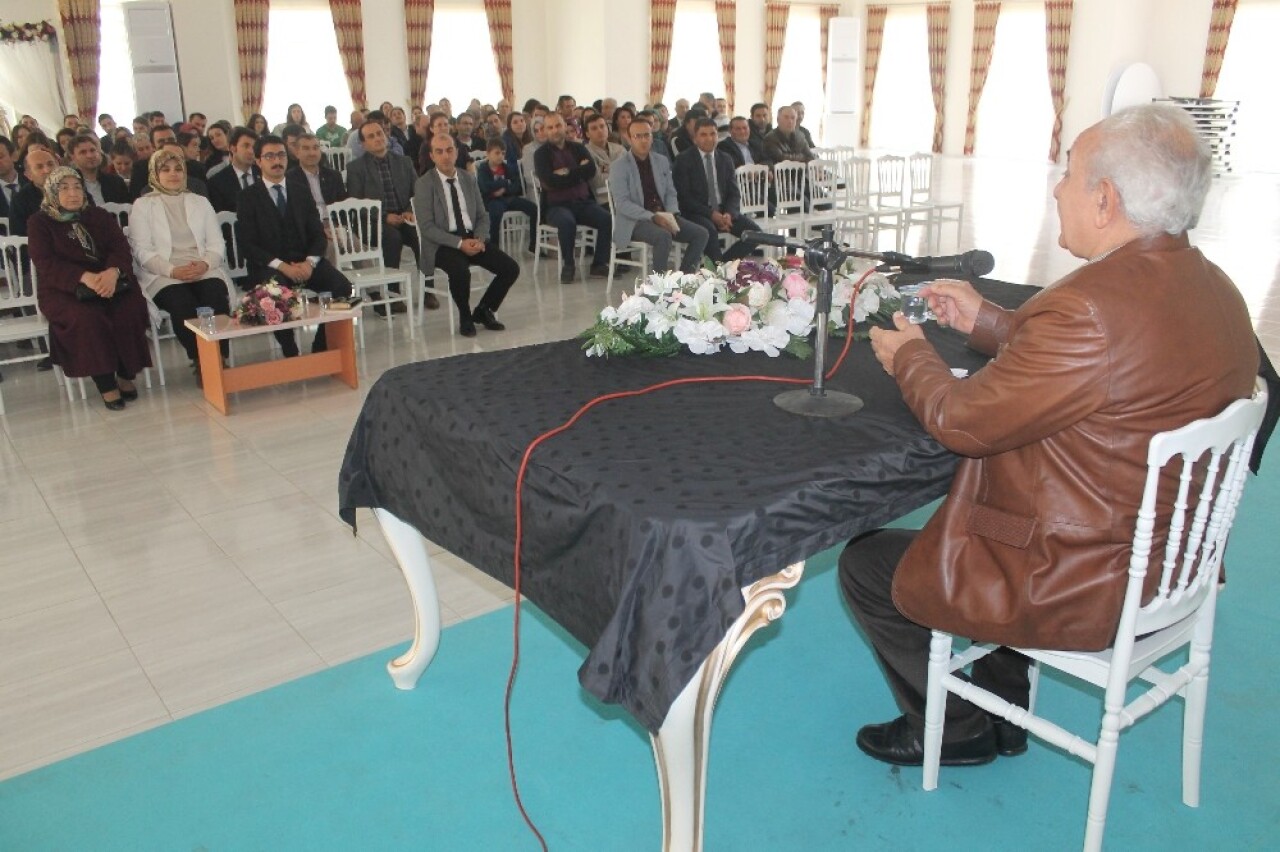 Yazar Vakkasoğlu’ndan öğretmenlere konferans