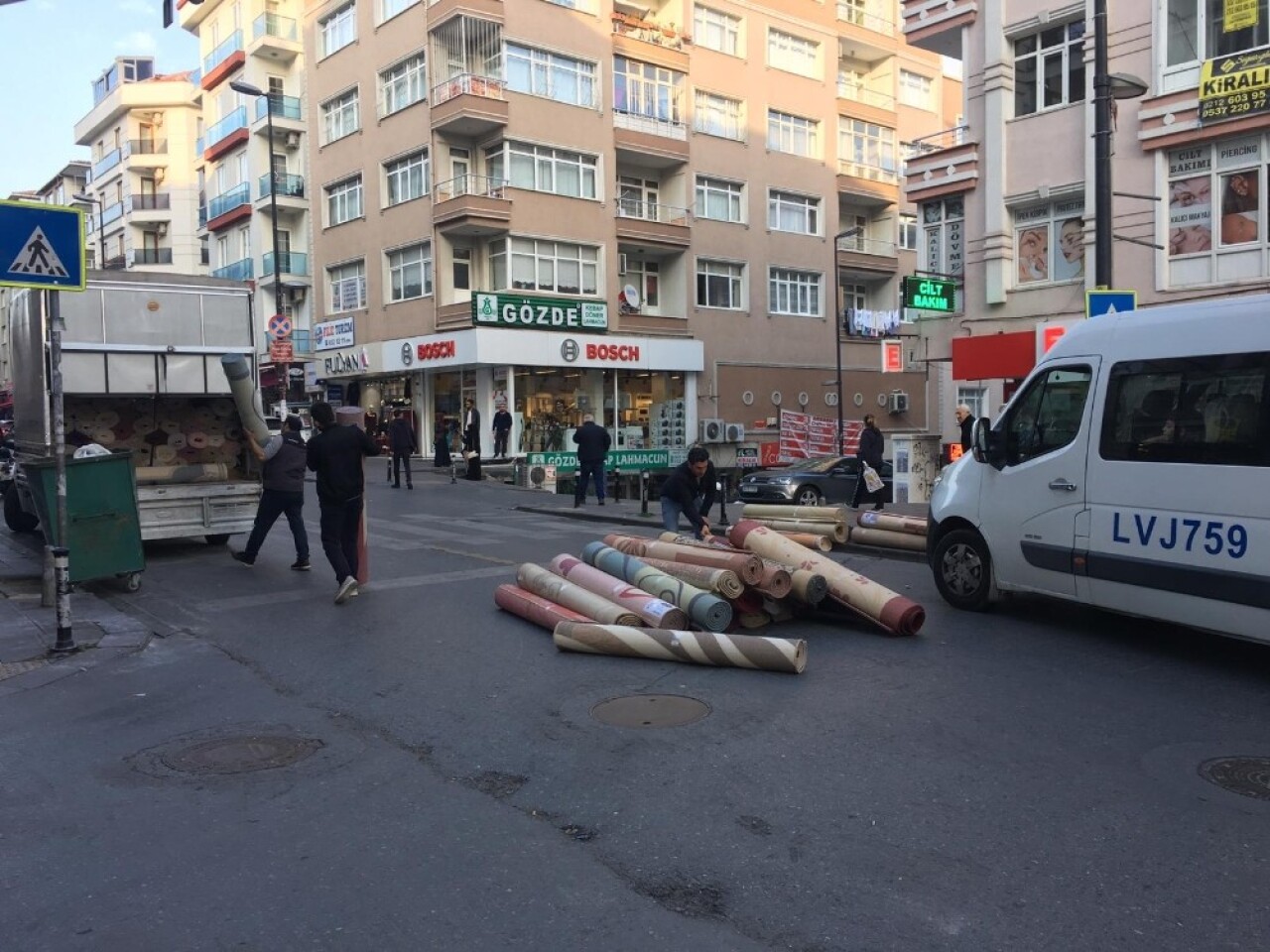 Yola düşen onlarca halı şaşkınlığa neden oldu