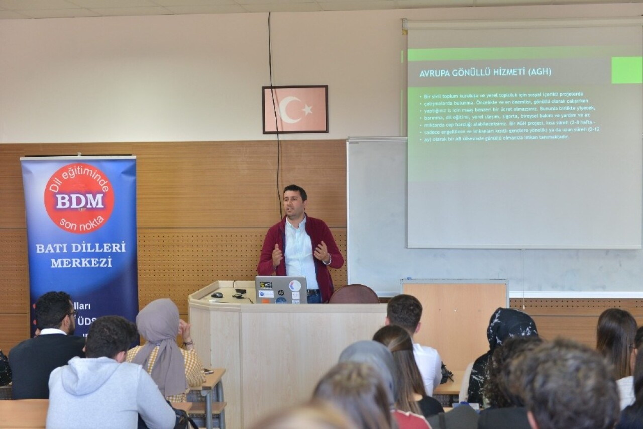 Yurt dışında eğitim, staj ve gönüllülük semineri SAÜ’de konuşuldu