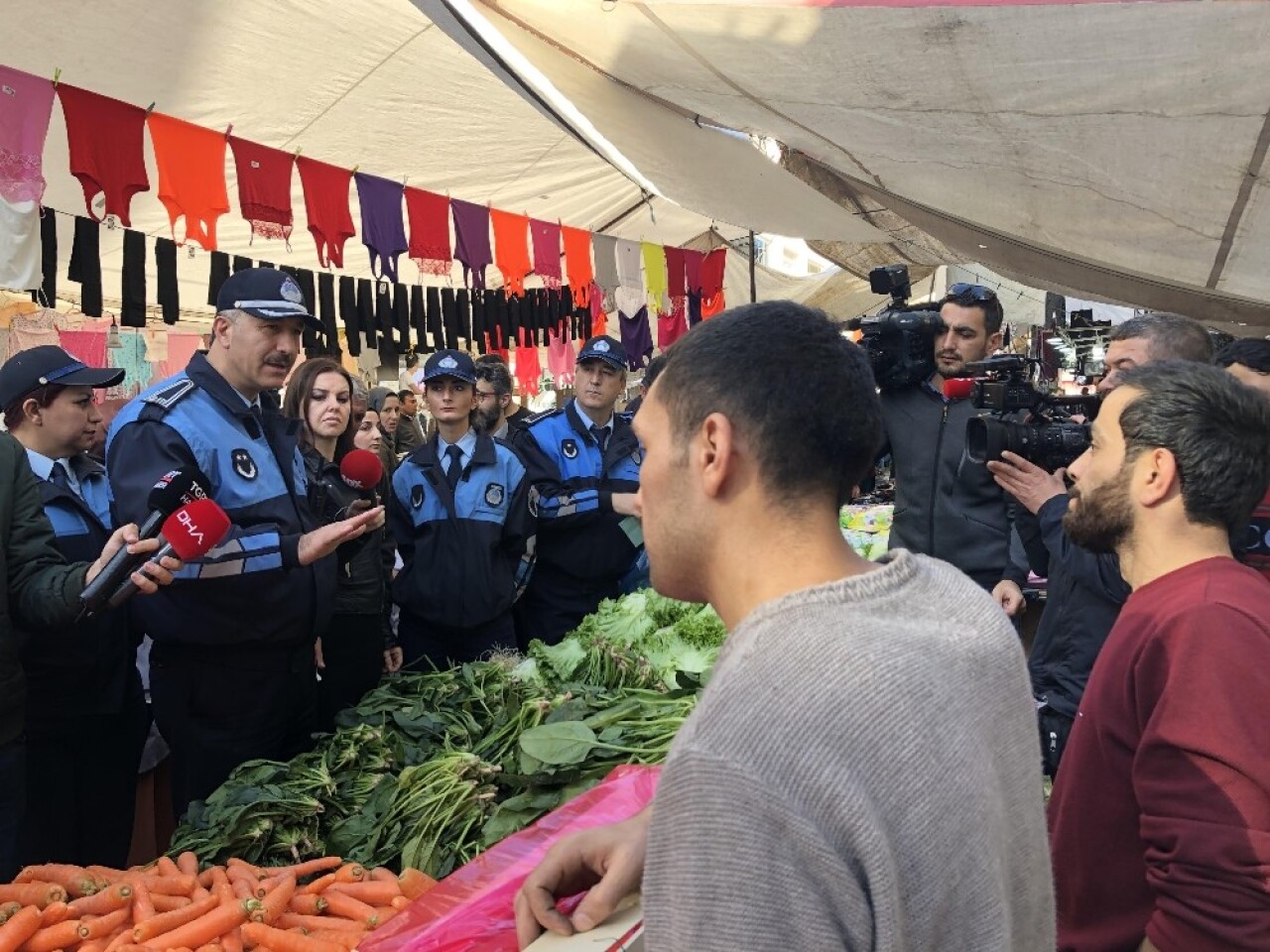 Zabıtadan pazarda ıspanak denetimi