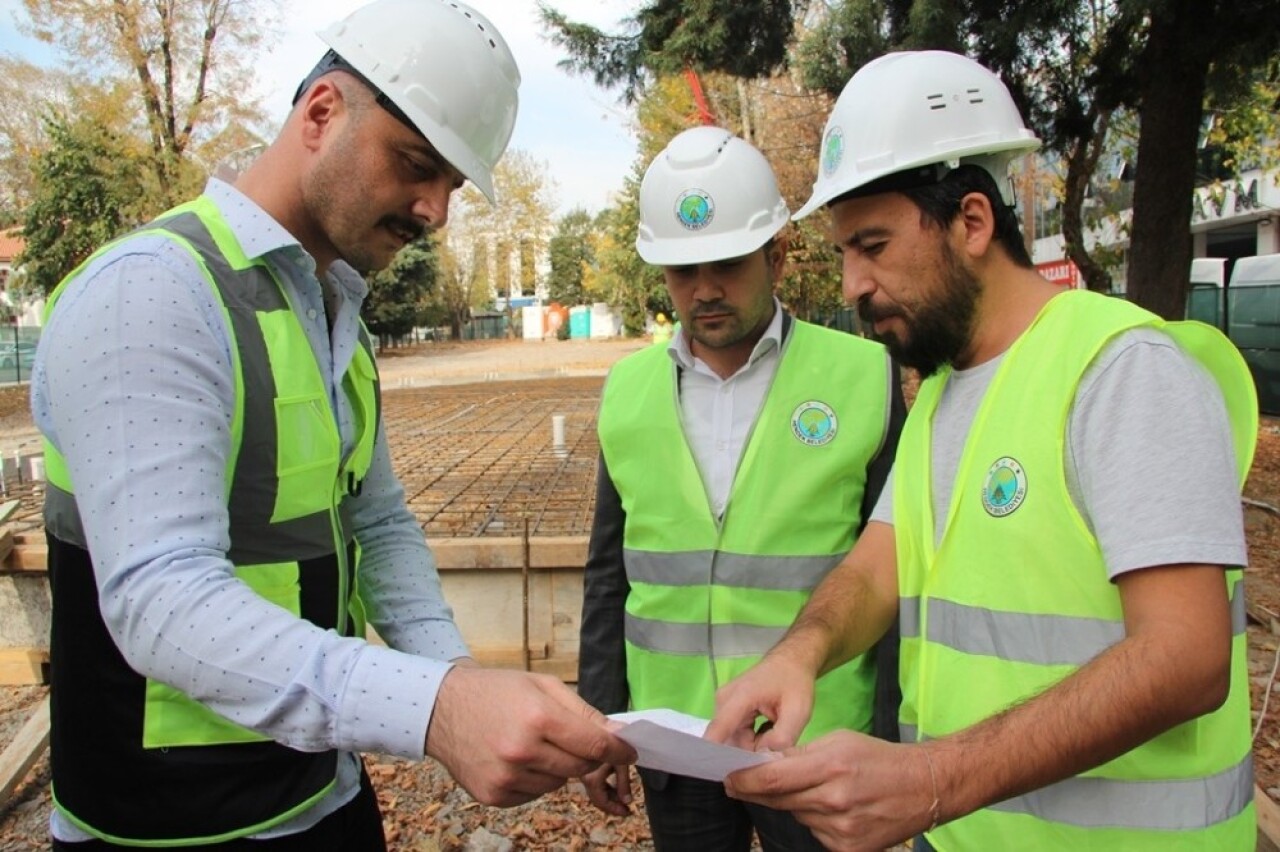 Zeki Cömert Parkı yenileme çalışmaları başladı