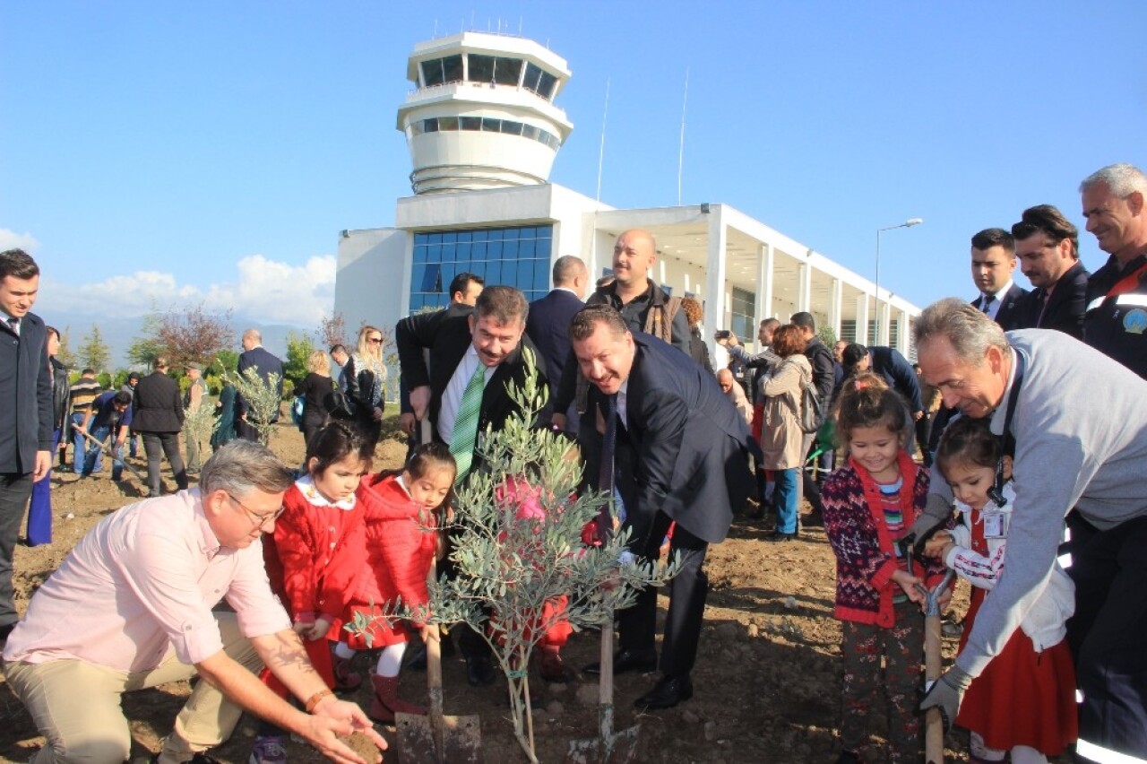 Zeytin fidanları Koca Seyit Havalimanı’nda toprakla buluştu
