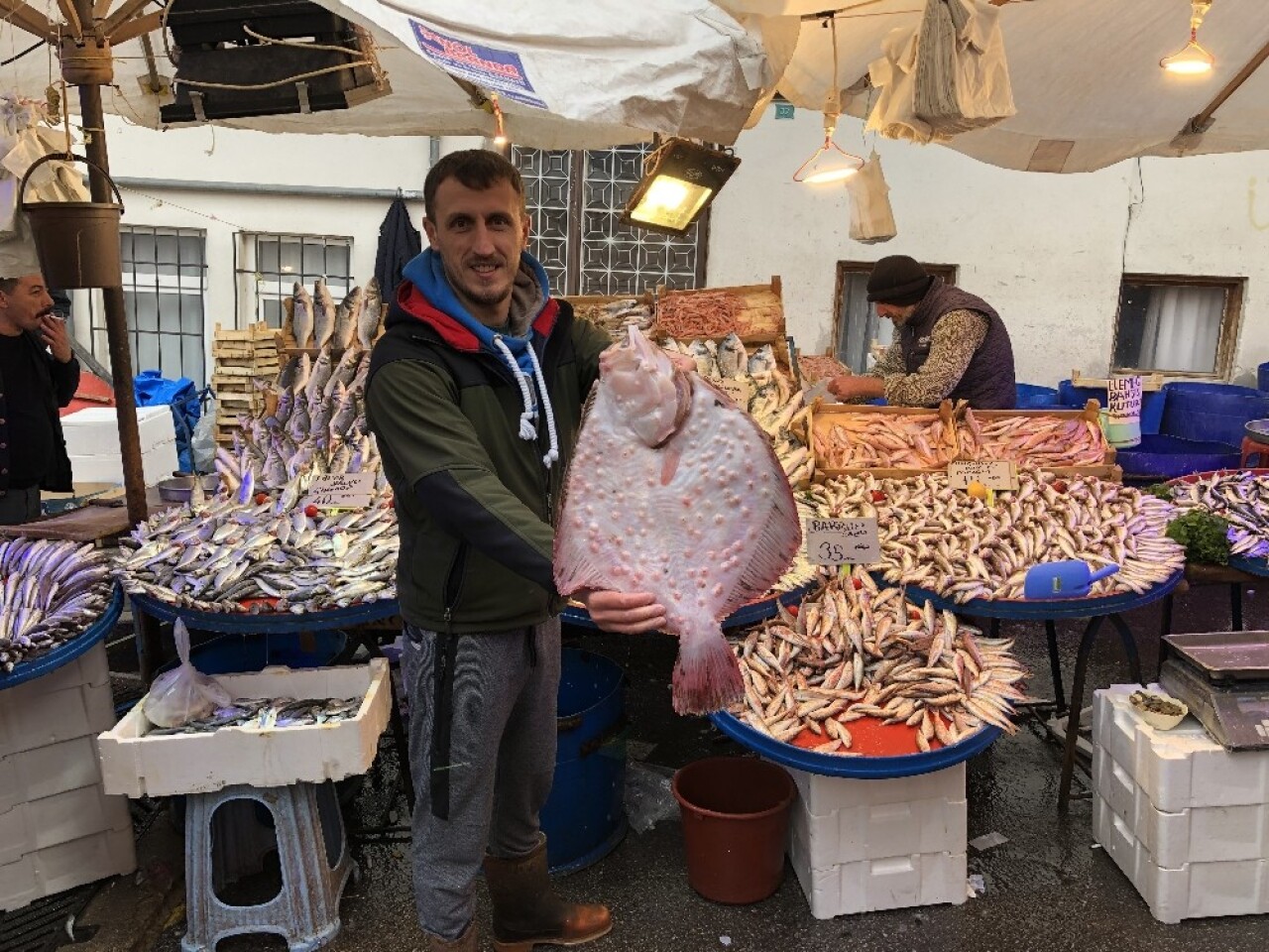 2 kilo 800 gram kalkan balığı 450 liraya alıcı buldu