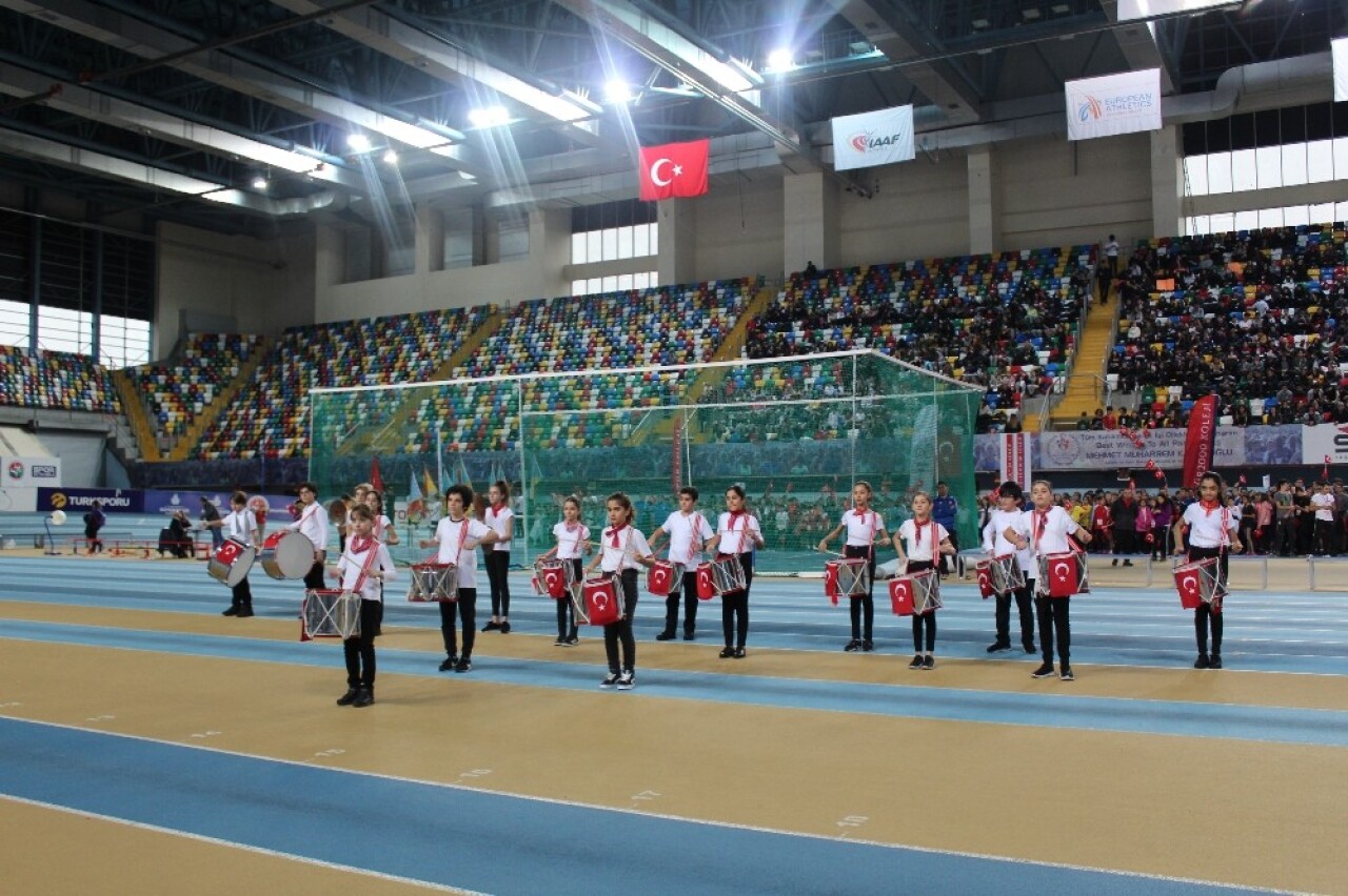 60. Yıl Atletizm Şampiyonası’nda miniklerden kıyasıya mücadele