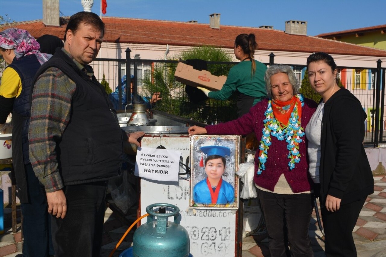 Ayvalık’ta Şefkatli Eller amansız hastalığa yenik düşen minik Serdar’ı unutmadı