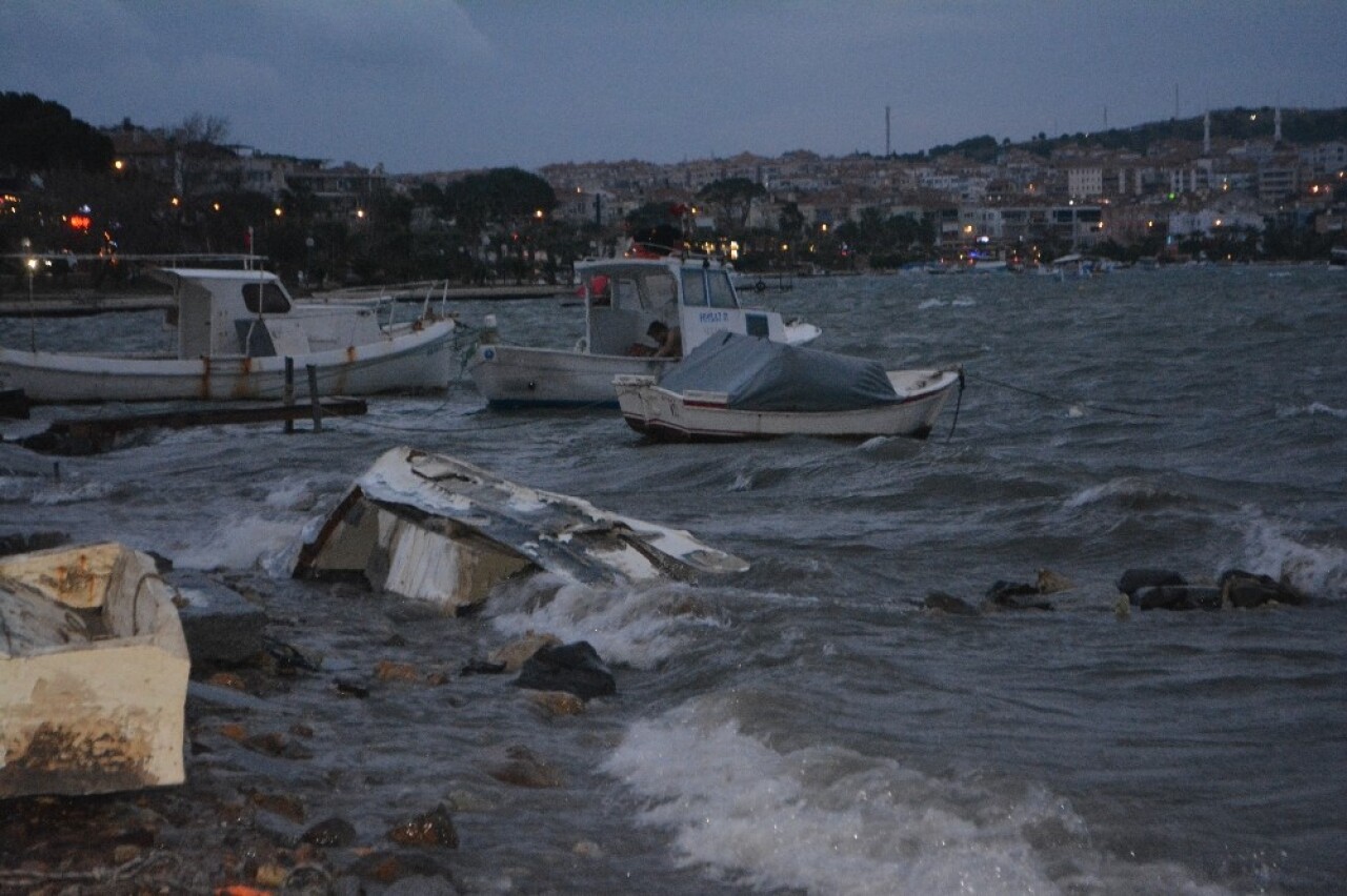 Ayvalık’ta şiddetli lodos etkili oluyor